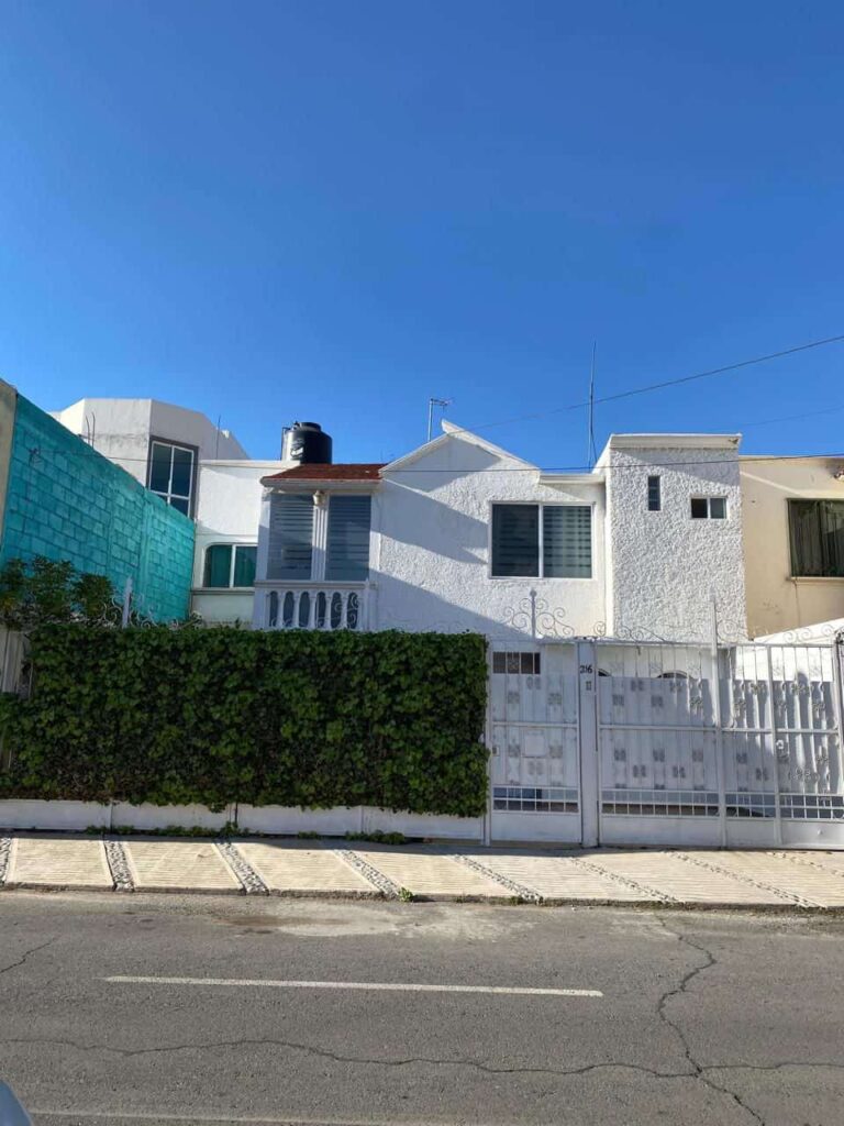 la imagen muestra la fachada de una casa